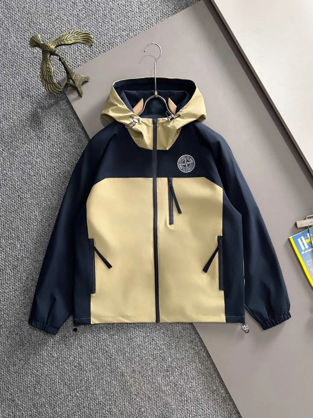 P460 Stone Island 2025 autumn latest zipper windbreaker jacket jacket. Complete with three standards, custom-dyed nylon fabric, overall casual and upscale. The fabric texture is relatively thin, very light, and comfortable on the upper body, suitable for early autumn and spring wear. Simple lines, customized hardware zippers, elegant and concise style, light and comfortable to wear, extremely urban luxury and low-key elegance, with a casual and lazy feeling, the upper body effect is very good, quite wide and stylish, natural drape, simple and elegant! Top luxury classic style items, gentle High-end, quiet but full of power, it perfectly conveys the brand's sense of trend and recognition. The upper body is super cool and stylish, and extremely luxurious, showing your rank, strength and taste from all aspects! The overall grade is even more obvious, the upper body is comfortable and unrestrained, and has a casual and loose effect. Size:S-2XL
